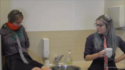 Verslaafd / vastgebonden en de mond gesnoerd / dame in nood